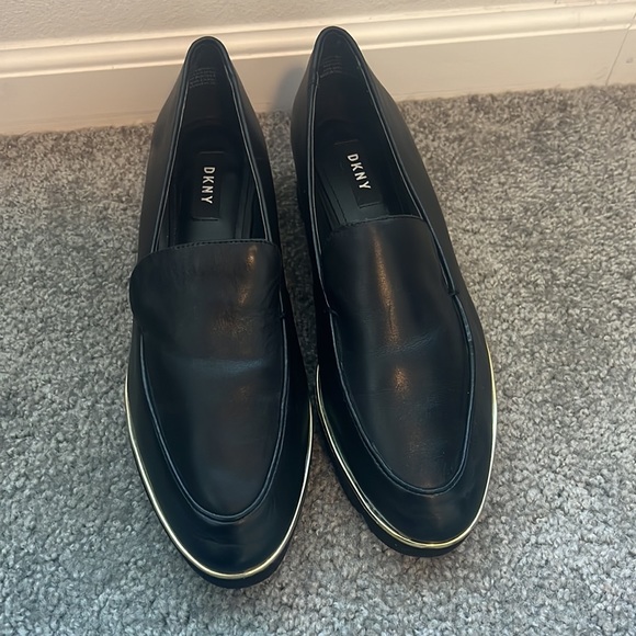 DKNY ‘Alley’ Leather Pointed Toe Loafer Gold Trim - Picture 4 of 9